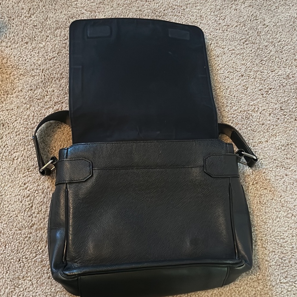 Authentic crossbody Louis Vuitton bag - Picture 5 of 9